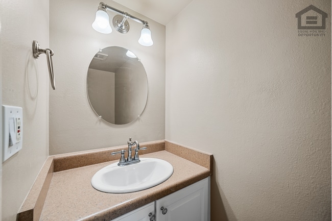 Building Photo - 2Bed/1.5Bath Townhome at 15th Ave/Camelback! Ready for Immediate Move-In!