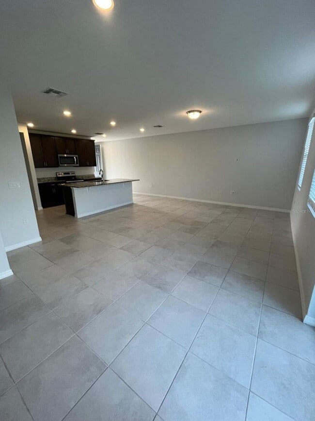 Building Photo - "Charming 3-Bed Townhouse with 2.5 Baths in St. Cloud's Serene Burrowing Owl Loop!"