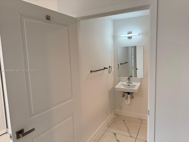 Building Photo - 420 SW 7th Ave