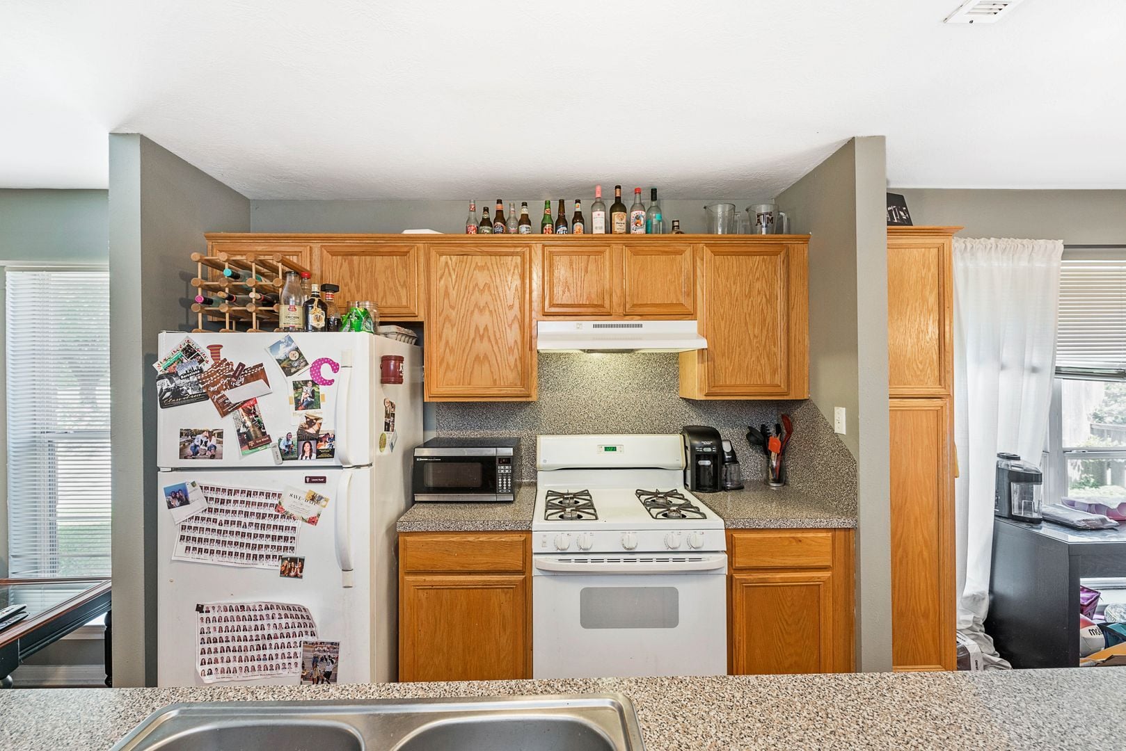 Building Photo - SUBLEASE AVAILABLE IMMEDIATELY THROUGH JULY 2026!  Charming 3 Bed, 2 Bath in Central Location!