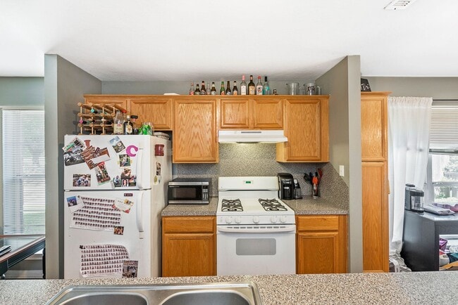 Building Photo - SUBLEASE AVAILABLE IMMEDIATELY THROUGH JULY 2026!  Charming 3 Bed, 2 Bath in Central Location!