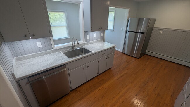 Building Photo - 2221 Millwood Dr