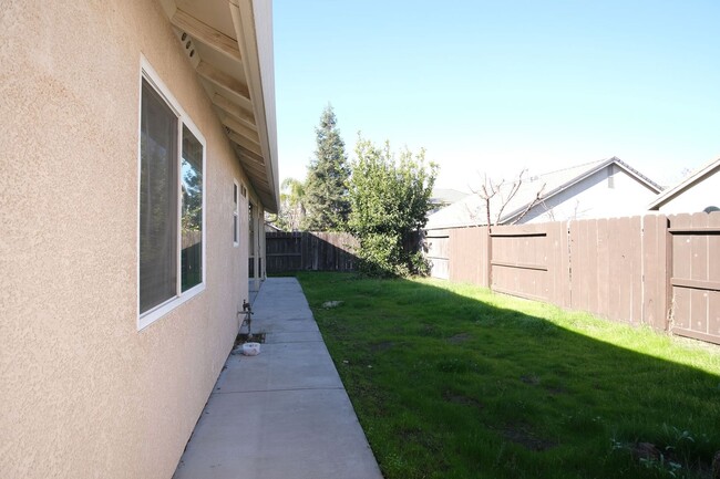 Building Photo - Spacious 4-bedroom 2-Bath