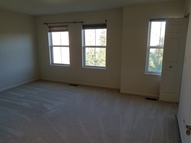 Building Photo - 4702 N Lamon Ave