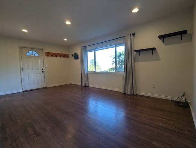 Building Photo - Fabulous 4 Bedroom 2 Bath House with Big F...