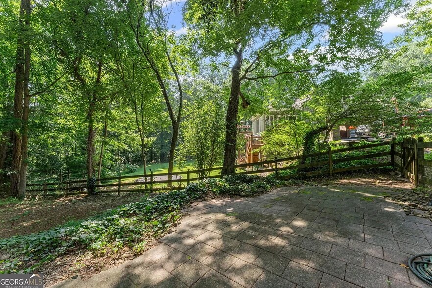 Building Photo - 220 Hollyridge Dr