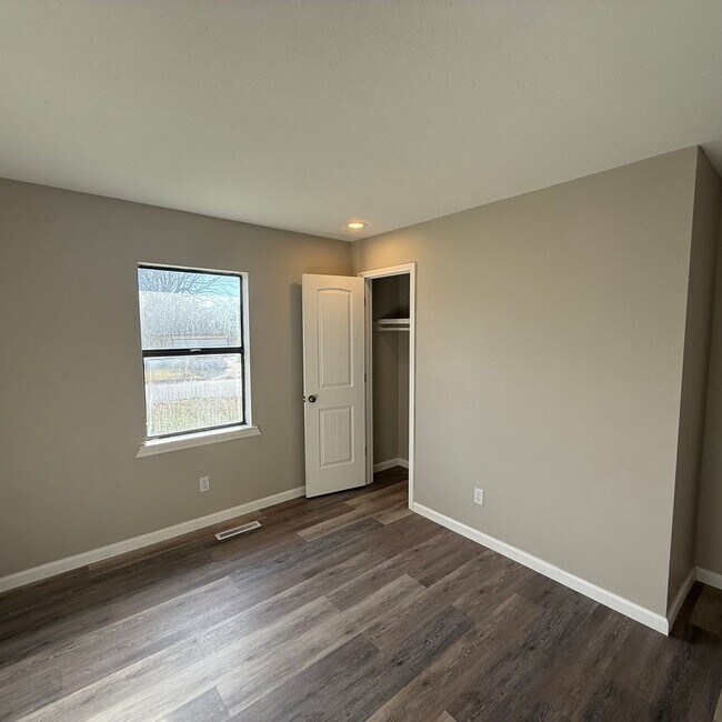 Building Photo - 3 Bedroom 2 bath remodeled Home