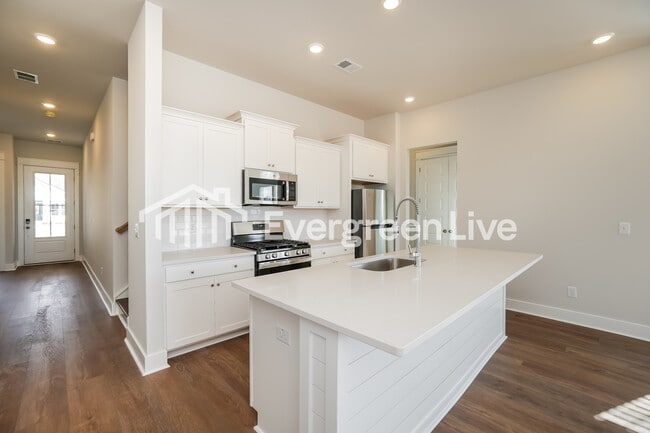 Building Photo - 131 Bloomsbury St