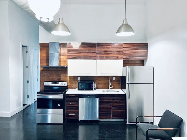 Building Photo - Furnished room/NOT APARTMENT