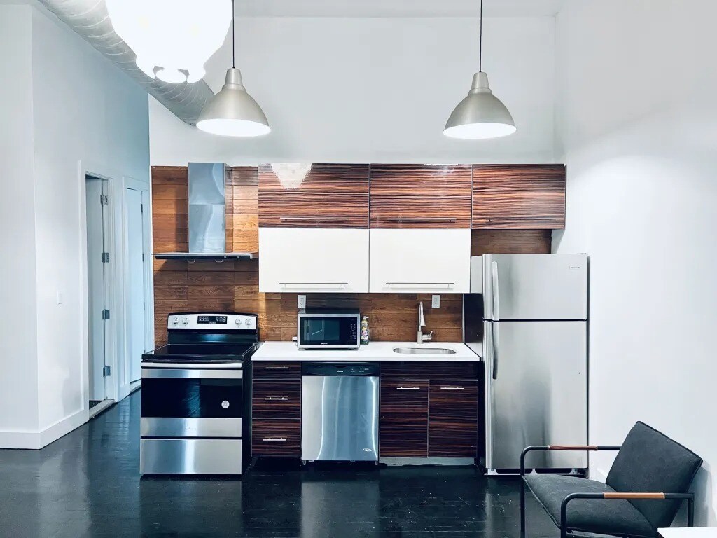 Building Photo - Furnished room/NOT APARTMENT