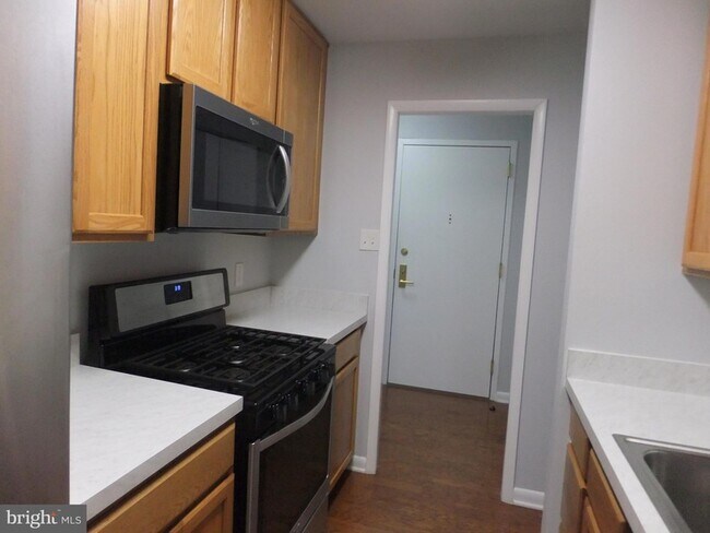 Building Photo - 1637 Oakwood Dr