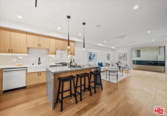 Building Photo - 1327 N Fuller Ave