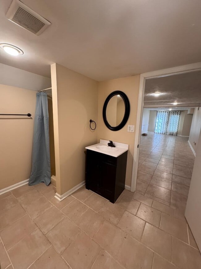 Building Photo - 2002 E Drew Valley Rd NE