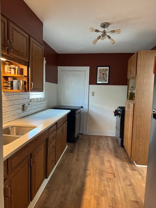 Building Photo - 265 E Markison Ave