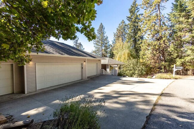 Building Photo - 3228 E Fernan Terrace Dr