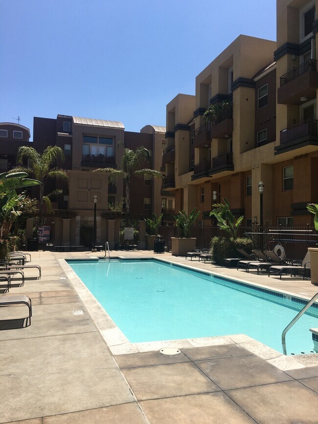 Building Photo - 2BR + 2 1/2BA CONDO AVAILABLE NOW IN BURBANK!
