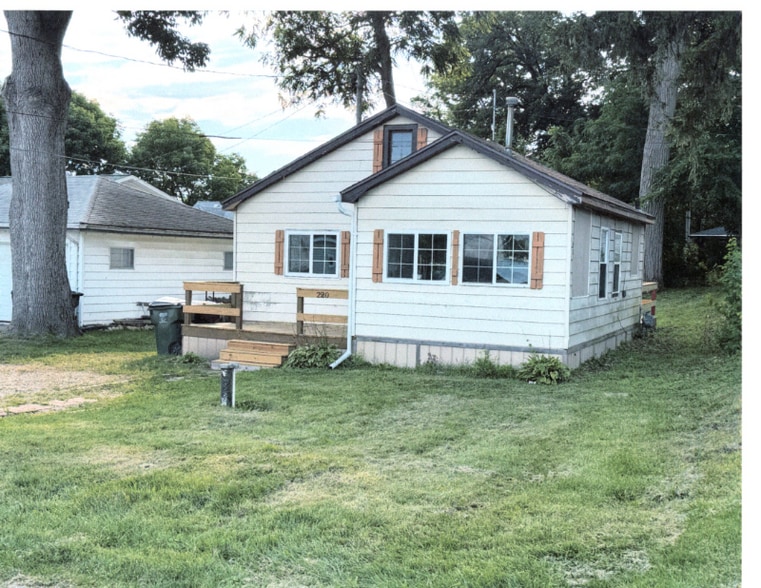 Primary Photo - W220 Lake St