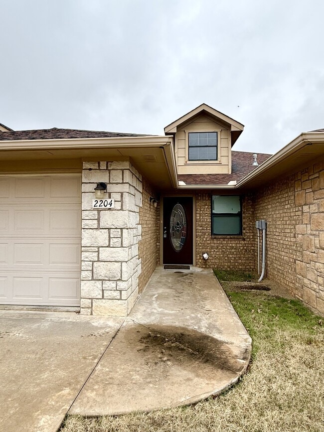 Building Photo - 2204 Lakeview Dr