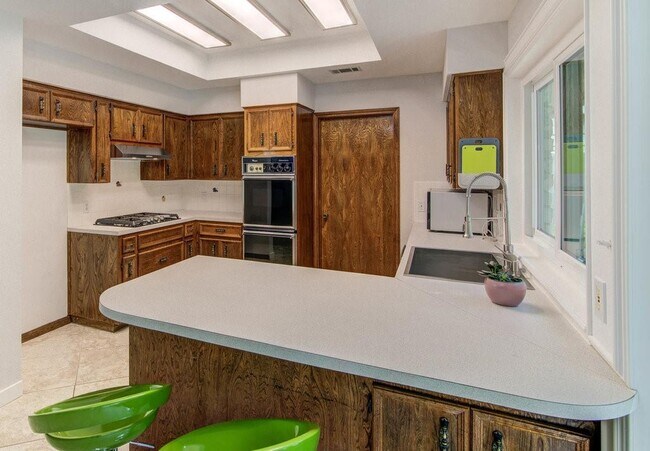 Building Photo - 2300 Cypress Point E