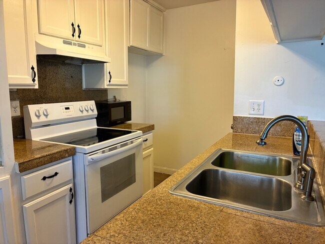 Building Photo - 4533 Greenholme Dr
