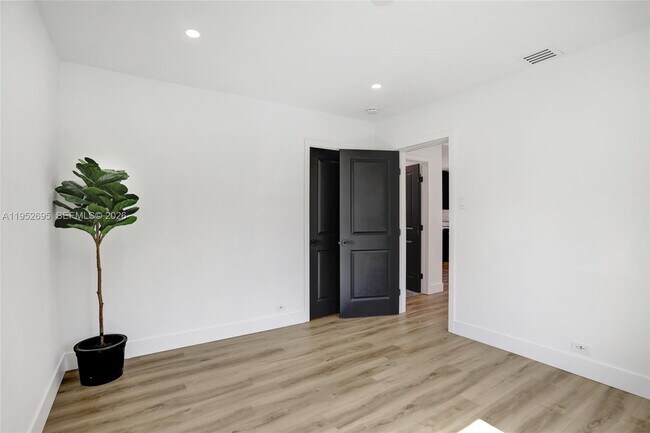 Building Photo - 3671 NE 11th Ave