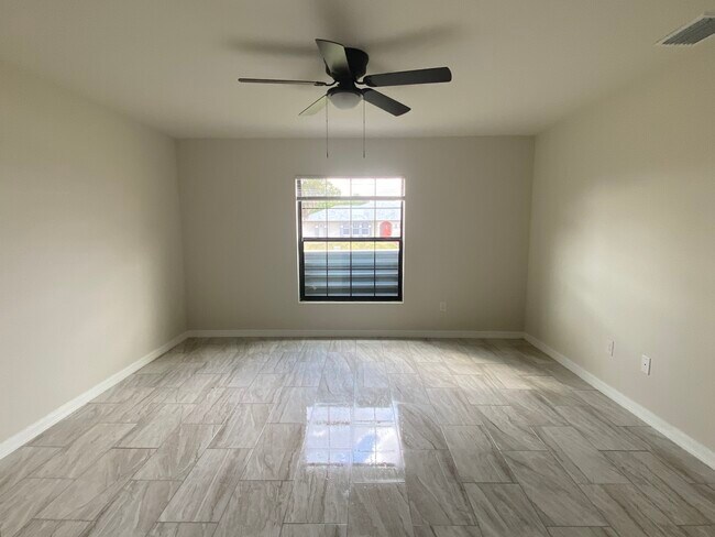 Building Photo - 29 SE 15th Ave