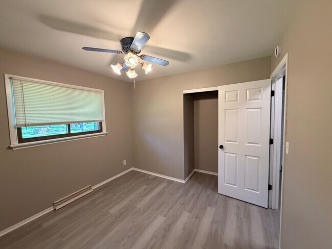 Building Photo - 3 Bed/1 Bath Home with Garage Parking!!