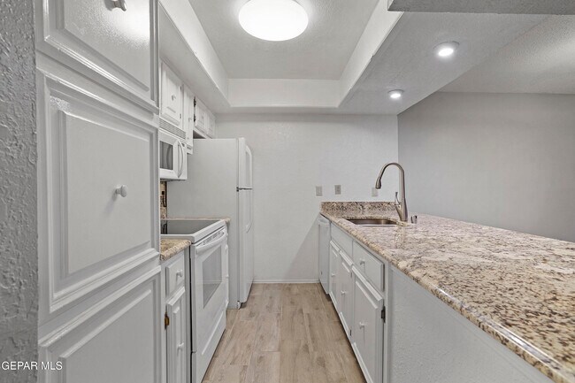 Building Photo - 6201 Escondido Dr