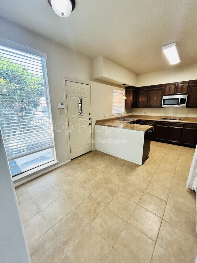 Building Photo - 3678 Hidden Dr