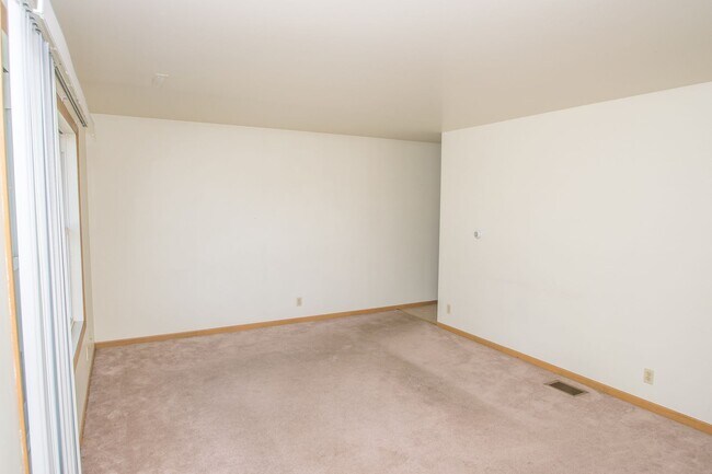 Building Photo - 2 bedroom / 1.5 bathroom Townhome for rent...