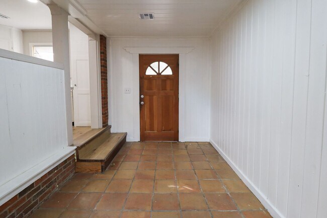 Building Photo - Midtown 2 Bedroom Gem! Available for move in immediately!