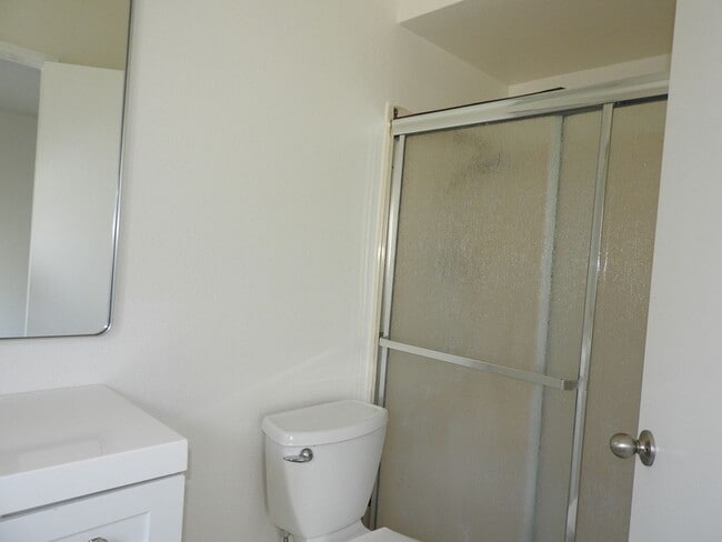 Building Photo - Lovely 2 bedroom townhouse