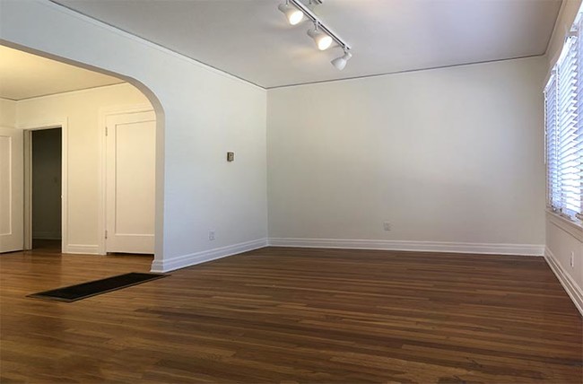 Frontroom empty - 1443 Centinela Ave