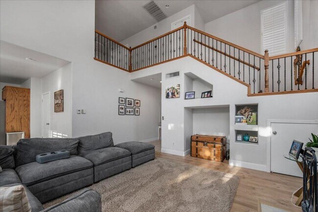 Building Photo - Beautiful North Clovis 3/2.5 Home in Gated Community