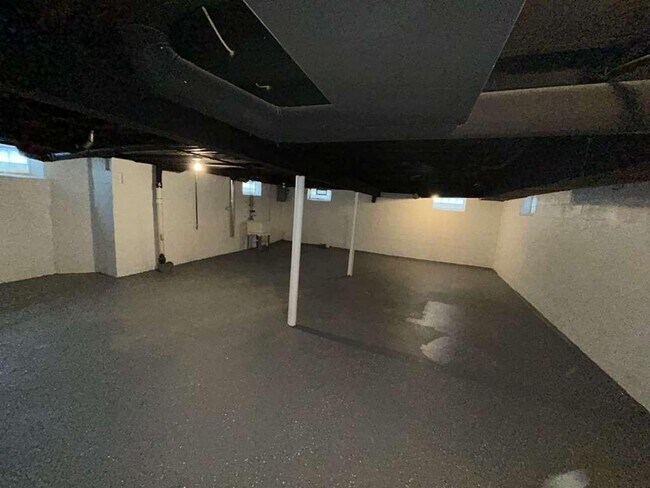 Building Photo - Freshly Renovated 3 Bedroom Bungalow