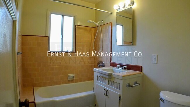 Building Photo - Beautiful Duplex Apartment in Prime Bixby ...