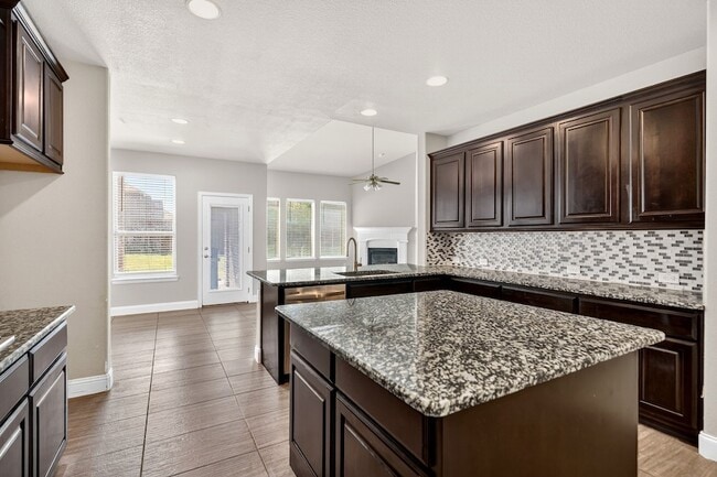 Building Photo - 1012 Summer Ln