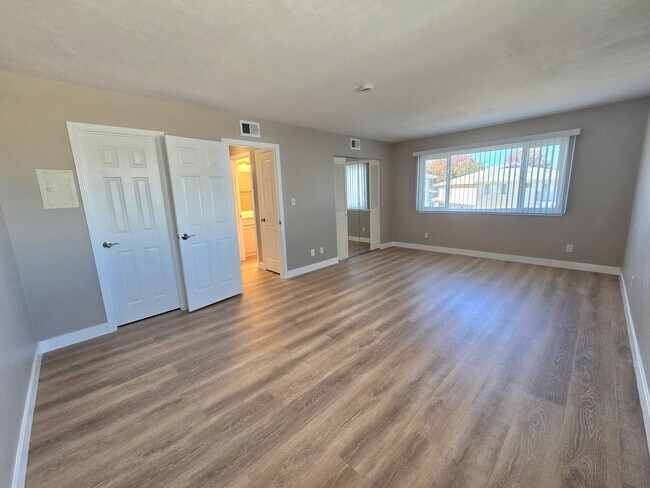 Building Photo - Beautifully Updated #4 Condo