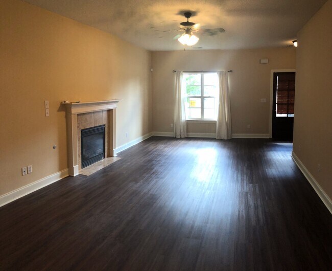 Building Photo - 4 Bedrooms in Exclusive Snowden Grove