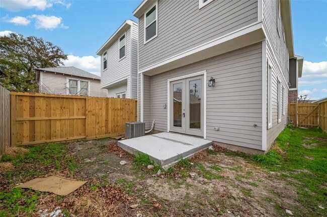 Building Photo - 1504 Hussion St