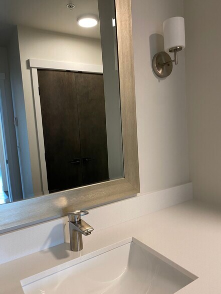 Building Photo - 1305 Larrabee Ave