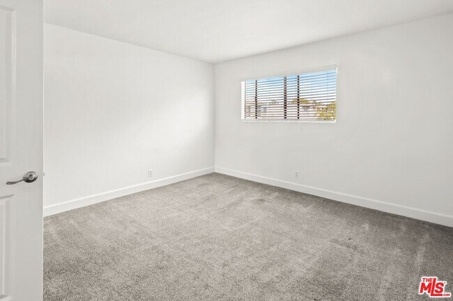Building Photo - 10982 Roebling Ave