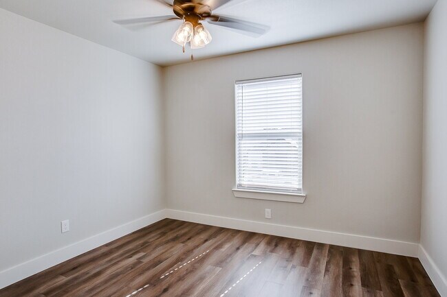 Building Photo - Wonderful Townhome in Cooper District!