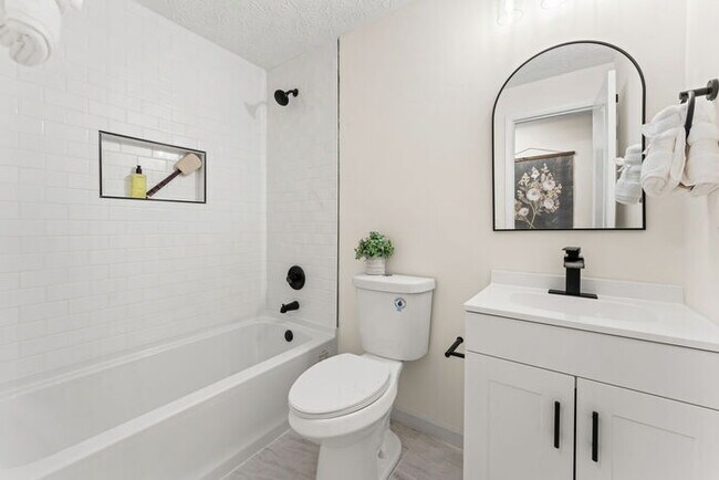 Building Photo - Orange Park 4 Bedroom Home With Upgraded Features Throughout