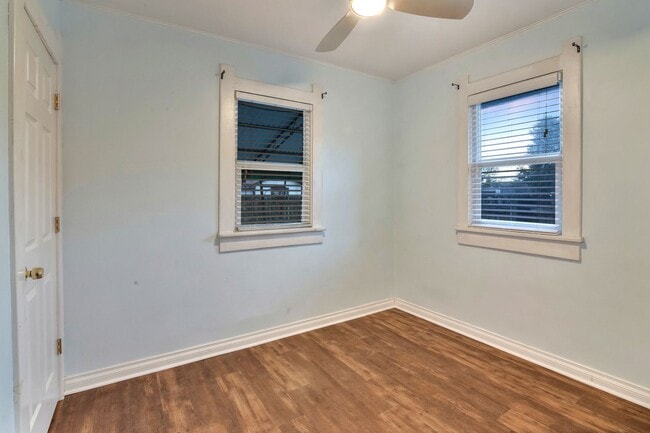 Building Photo - Charming 1924 Bungalow! 3 bedrooms and 1 b...