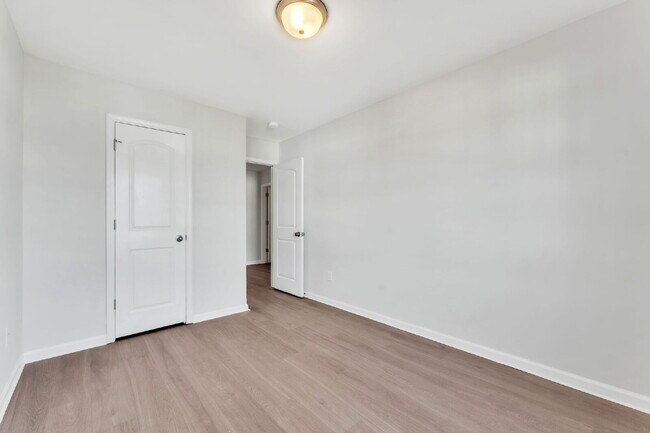 Building Photo - Stylish 3BR, 2.5BA Townhome with Loft and ...