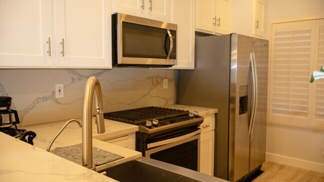 Building Photo - Gorgeous 3 bedrooms 2.5 baths townhome in ...