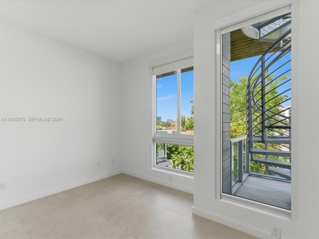 Building Photo - 529 SW 11th St