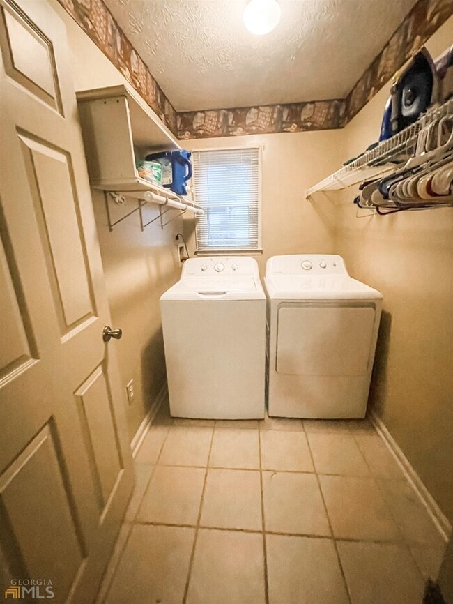 Building Photo - Fantastic 3bd/2ba home! Coming soon!