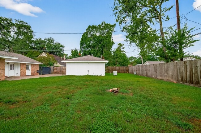 Building Photo - 8210 Edgemoor Dr